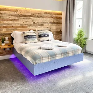 Cloud9 - By Coastline Retreats - Newly Renovated, Beautiful Ensuite Near Seafront In Town Centre, Netflix, Superfast Wifi, Communal Kitchen Bournemouth