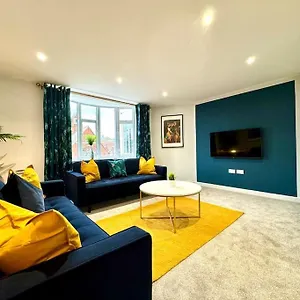  Apartment Massive 3 Bedroom - Ground Floor - Near The Beach!