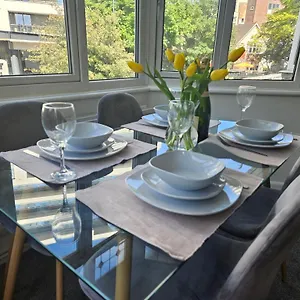  Apartment Stylish 2 Bedroom Town Centre Flat Near